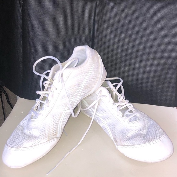 asics white cheer shoes